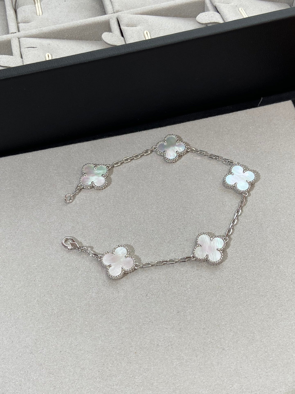 [⭐vintora]CLOVER WHITE PEARL MOP 5 MOTIF BRACELET COLLECTION