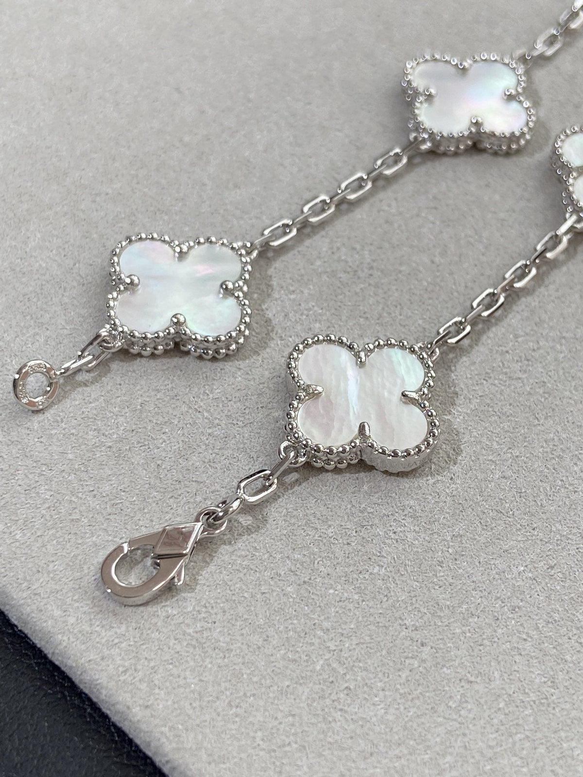 [⭐vintora]CLOVER WHITE PEARL MOP 5 MOTIF BRACELET COLLECTION